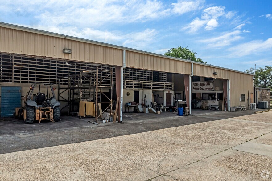 More Photos Of 3615 Almeda Genoa Rd, Houston Warehouse For Lease