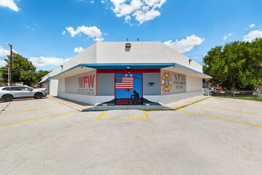 More Photos Of 2541 W Southcross Blvd, San Antonio General Retail For Lease