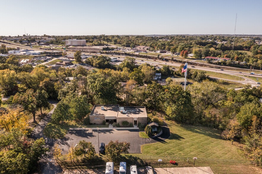 More Photos Of 1423 Randy Ln, Jefferson City Office For Sale