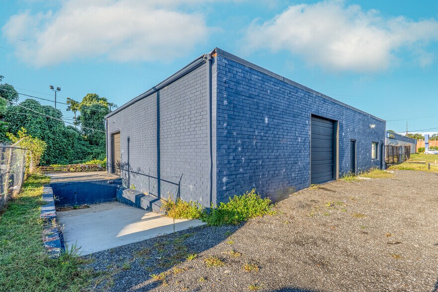 More Photos Of 1310 Headquarters Dr, Greensboro Showroom For Sale