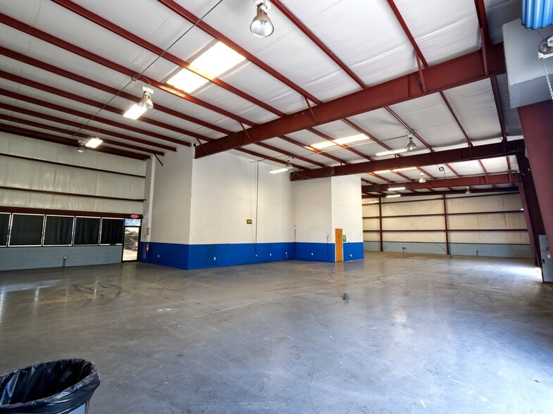 More Photos Of 402 Chairman Ct, DeBary Warehouse For Lease