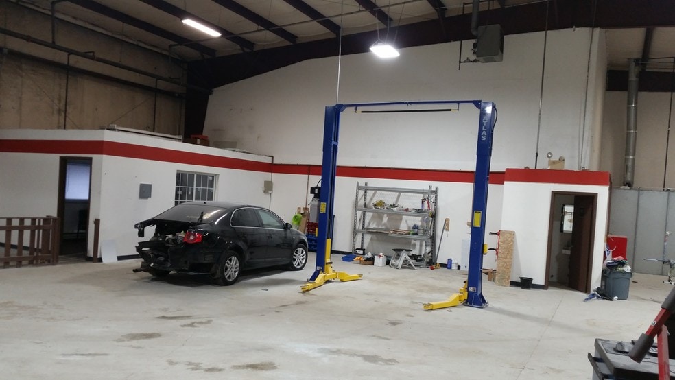 More Photos Of 440 Industrial Dr, Naperville Warehouse For Lease