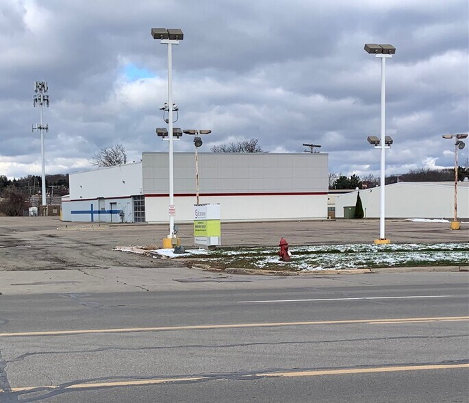 Primary Photo Of 35080 Grand River Ave, Farmington Auto Dealership For Lease