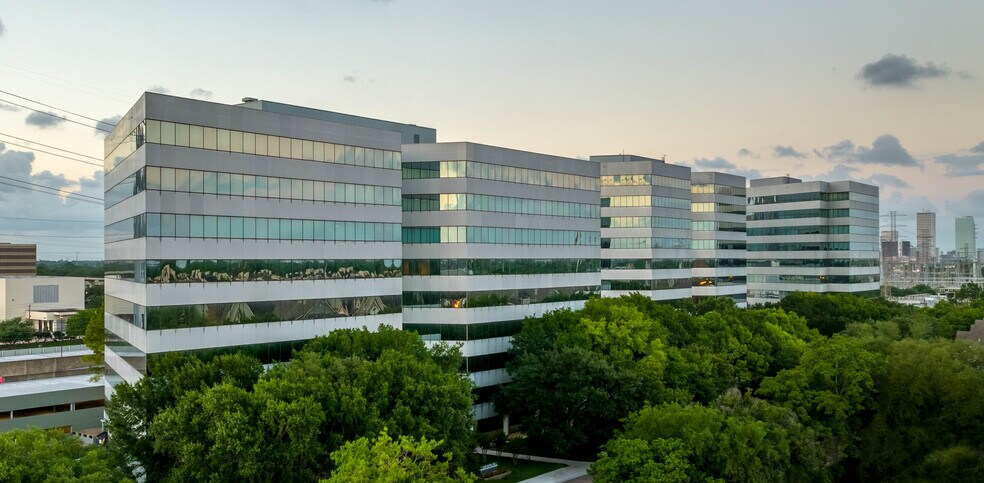 More Photos Of 4828-4888 Loop Central Dr, Houston Unknown For Lease