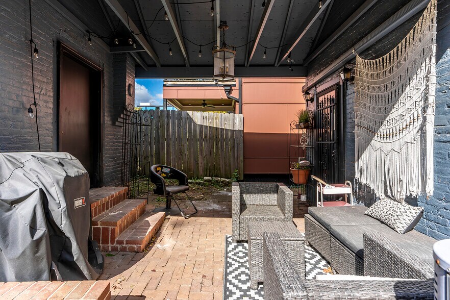 More Photos Of 302 W High St, Lexington Office Residential For Sale