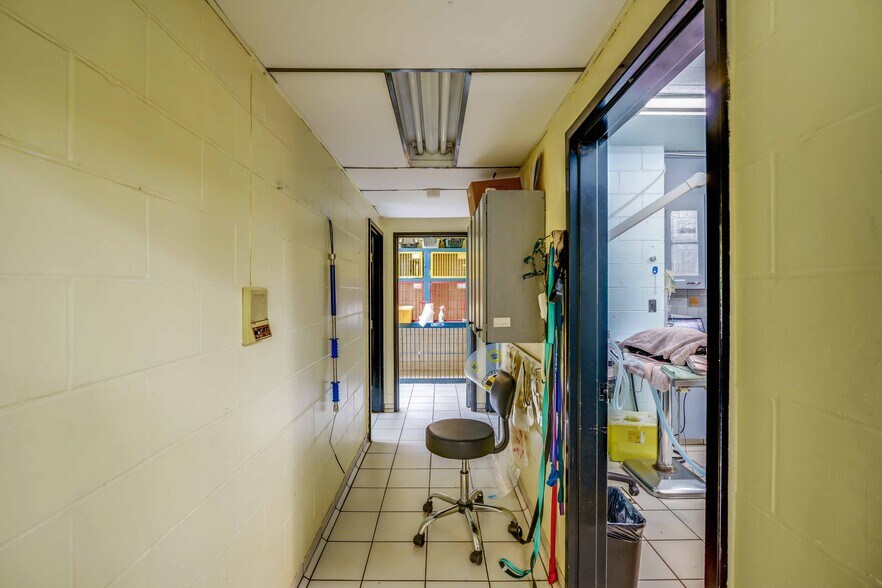 More Photos Of 475 Enfield Rd, Burlington Veterinarian Kennel For Sale