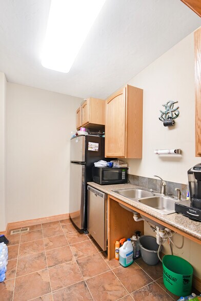 More Photos Of 299 Prairie Dr, Stanley Office For Sale