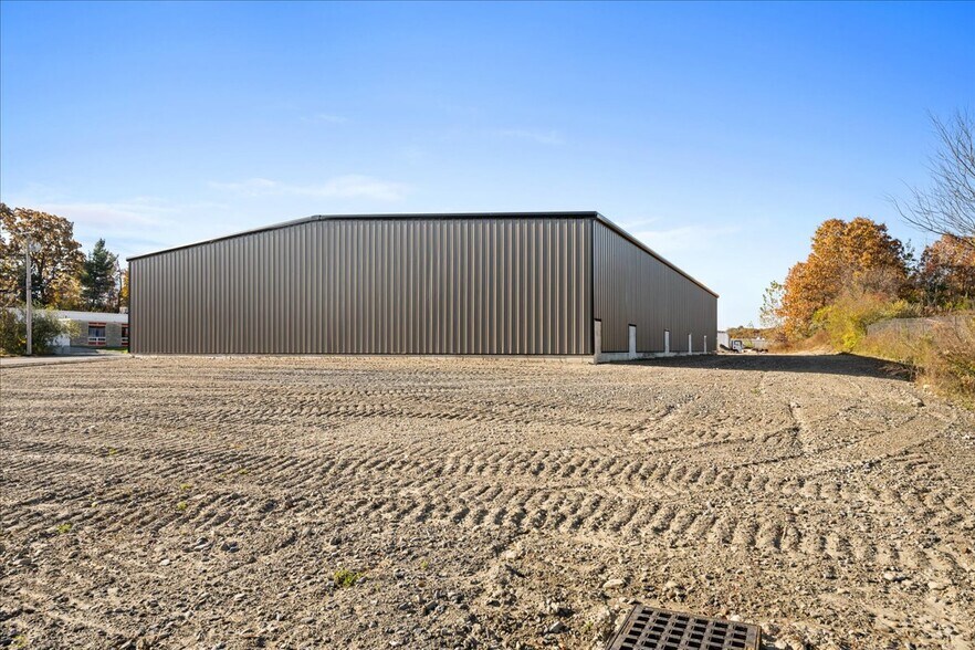 More Photos Of 15 Technology Dr, Auburn Warehouse For Lease