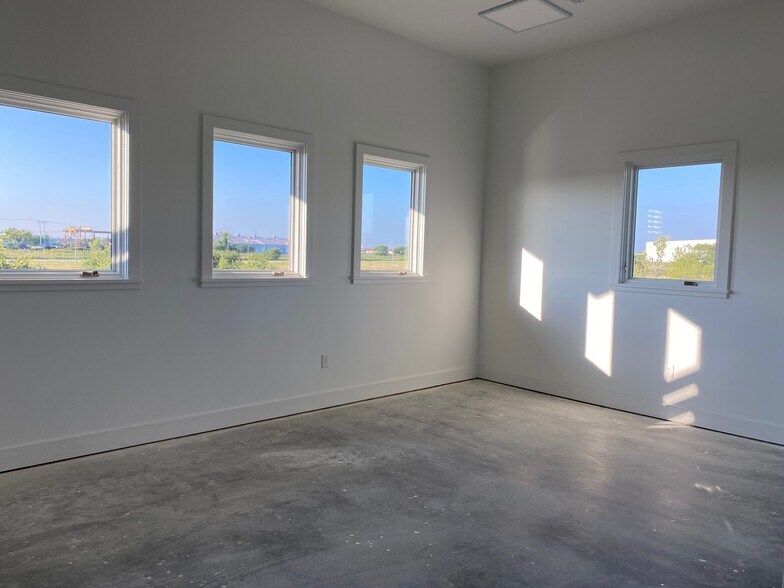 More Photos Of 330 Wonder World Dr, San Marcos Loft Creative Space For Sale