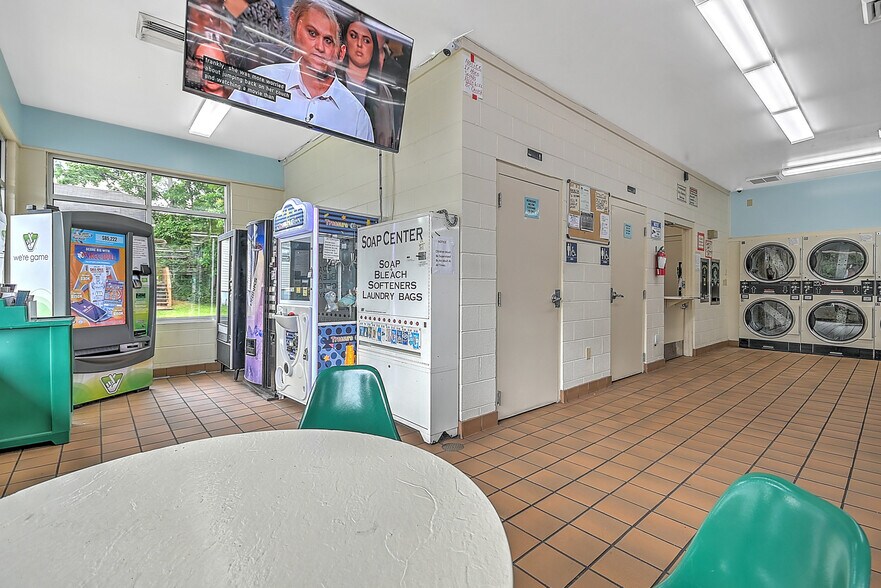 More Photos Of 245 Gate City Hwy, Bristol General Retail For Sale