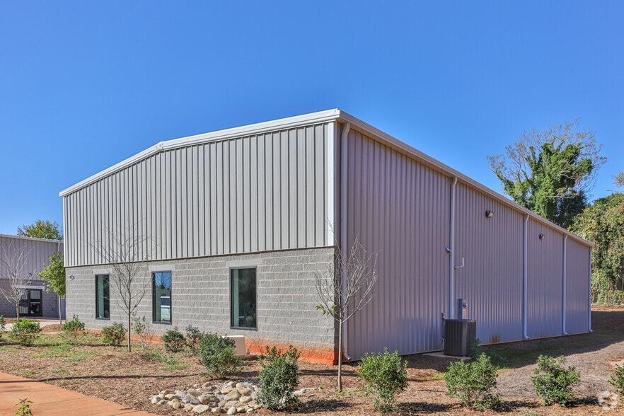 More Photos Of 2230 Boyer St, Charlotte Industrial For Lease
