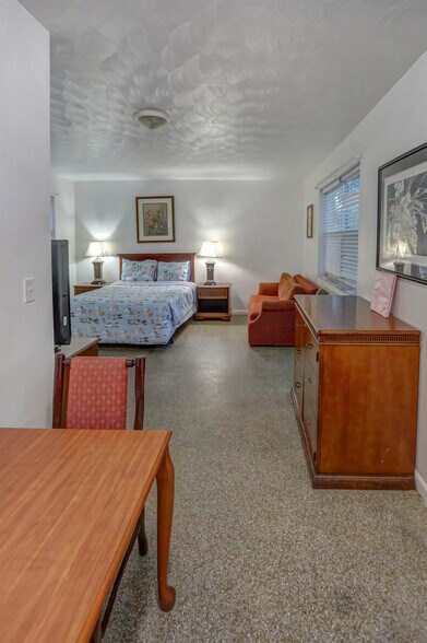 More Photos Of 1743 Wiley St, Hollywood Hotel For Sale