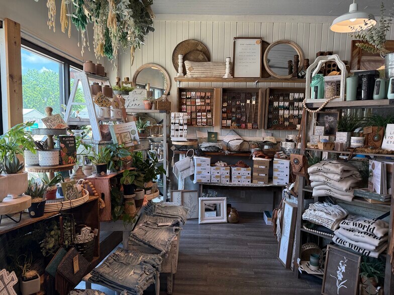 More Photos Of 320 N Main St, Scandinavia Storefront Retail Residential For Sale