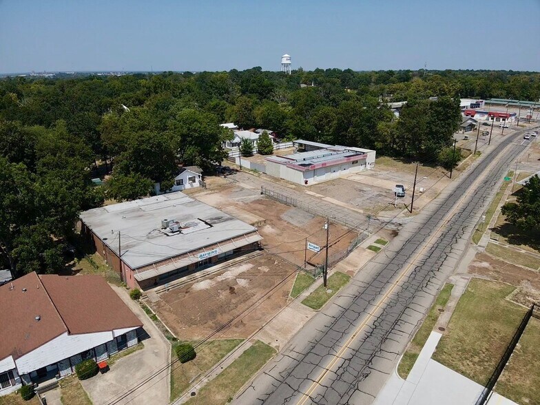 More Photos Of 900 Bonham St, Paris Showroom For Sale
