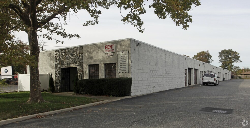 More Photos Of 261 Suburban Ave, Deer Park Warehouse For Lease