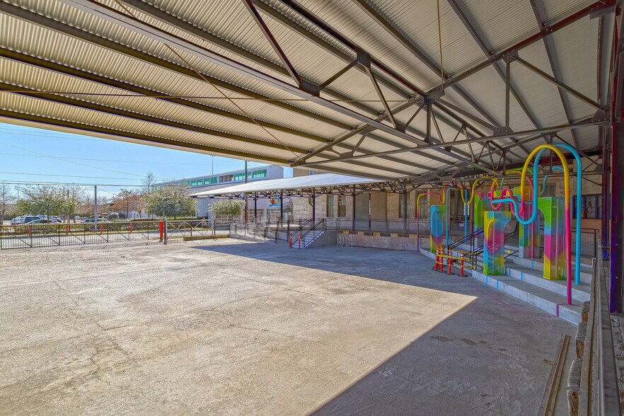 More Photos Of 2103 Lyons Ave, Houston Freestanding For Lease