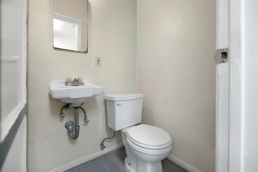 More Photos Of 3325 Barham Blvd, Los Angeles Office For Lease
