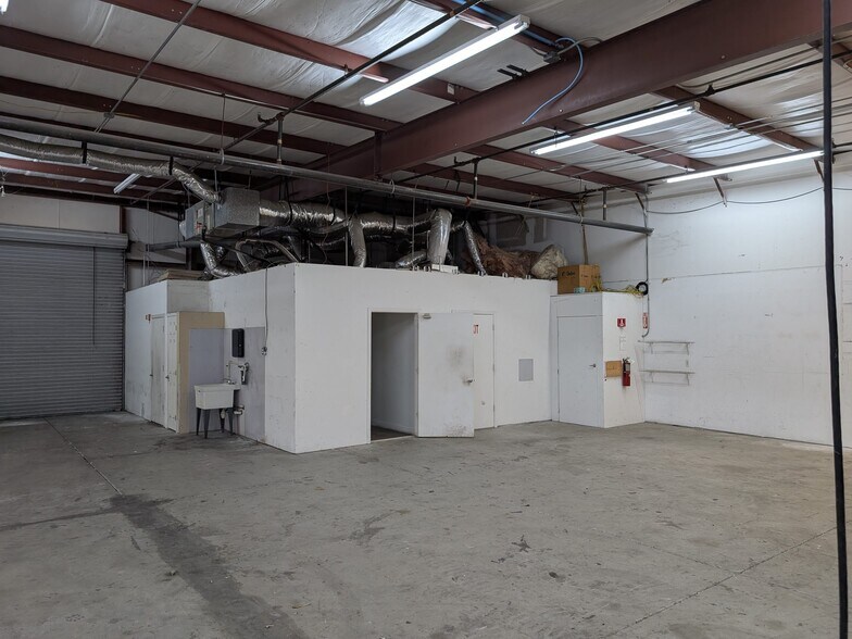 More Photos Of 1052-1060 Endeavor Ct, Nokomis Warehouse For Lease