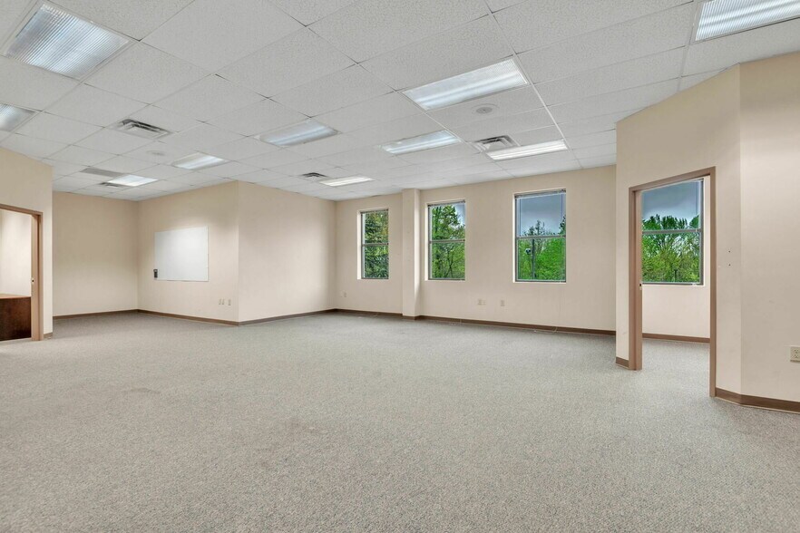 More Photos Of 2010 Castaic Ln, Knoxville Office For Sale