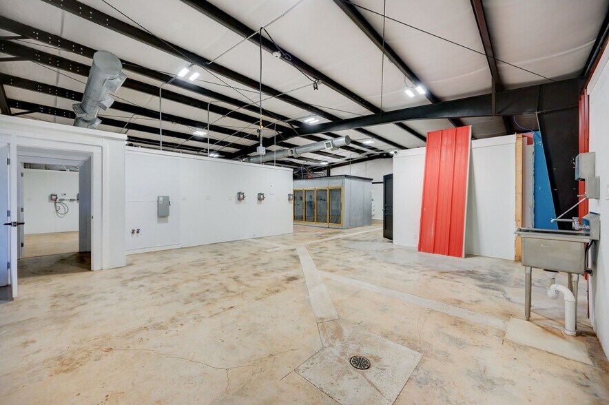 More Photos Of 1301 & 1307 Main St, Blanco Light Distribution For Sale