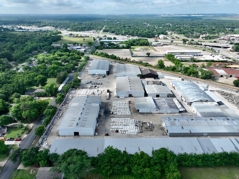 More Photos Of 301 Pleasant Dr, Dallas Warehouse For Lease