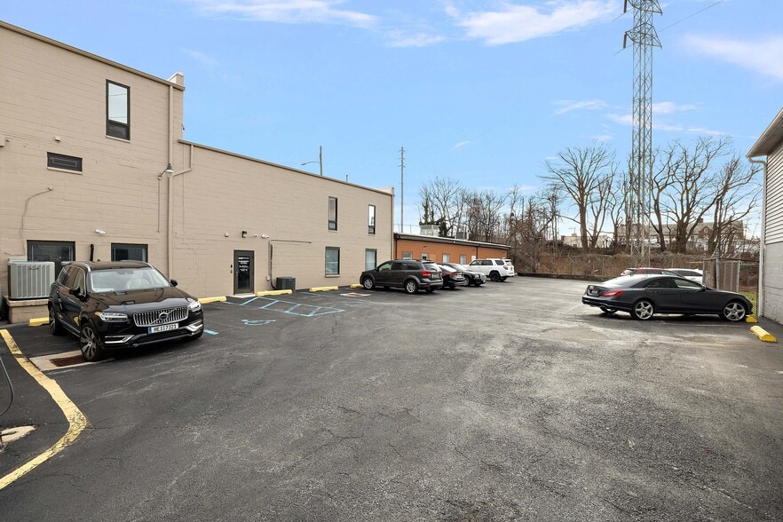 More Photos Of 2400 W 4th St, Wilmington Office For Sale