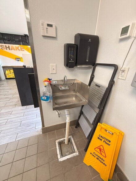 More Photos Of 3412 Highway 6, Sugar Land Storefront For Lease