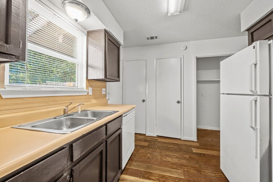 More Photos Of 6913 Wentworth Dr, Austin Multifamily For Sale