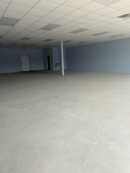 More Photos Of 1523 Veterans Pky, Columbus Unknown For Lease