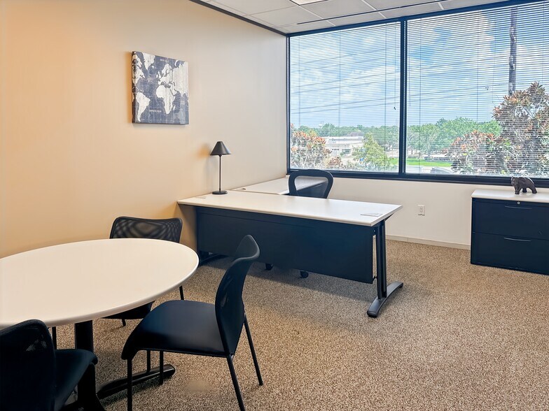 More Photos Of 14090 Southwest Fwy, Sugar Land Office For Lease