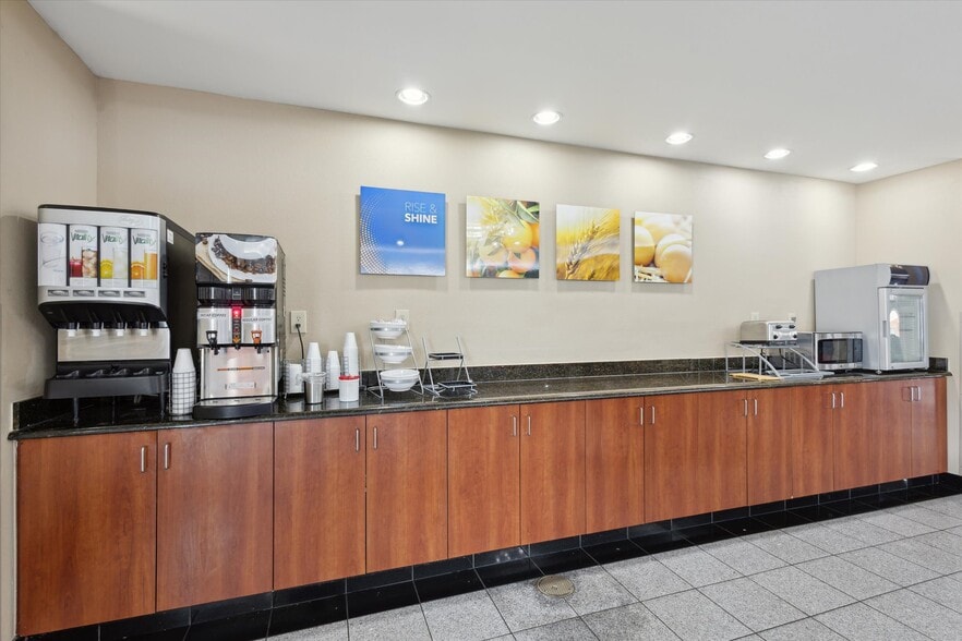 More Photos Of 2750 Fortune Cir W, Indianapolis Hotel For Sale