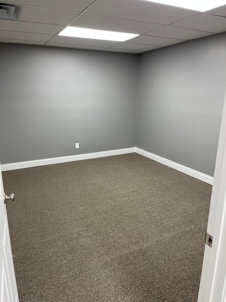 More Photos Of 7505 Sussex Dr, Florence Medical For Lease