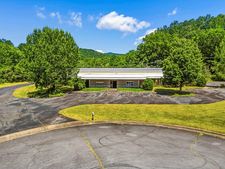 More Photos Of 235 Commerce St, Brevard Manufacturing For Sale