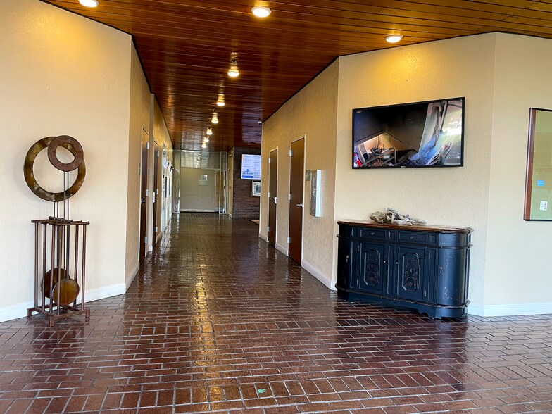 More Photos Of 800 Oak Ridge Tpke, Oak Ridge Medical For Lease