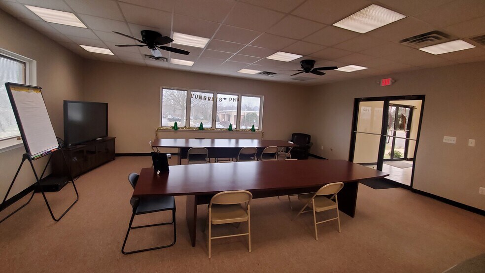 More Photos Of 555 Hospital Dr, Warrenton Office For Sale