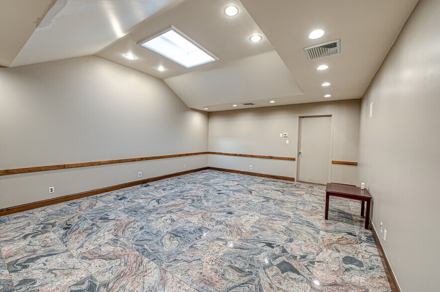 More Photos Of 585 Broadhollow Rd, Melville Warehouse For Lease