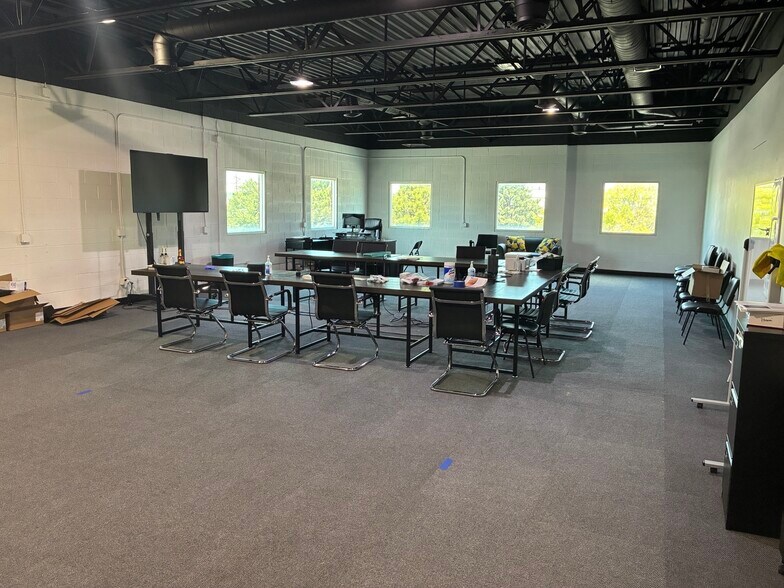 More Photos Of 461-489 W Parkland Dr, Sandy Warehouse For Lease