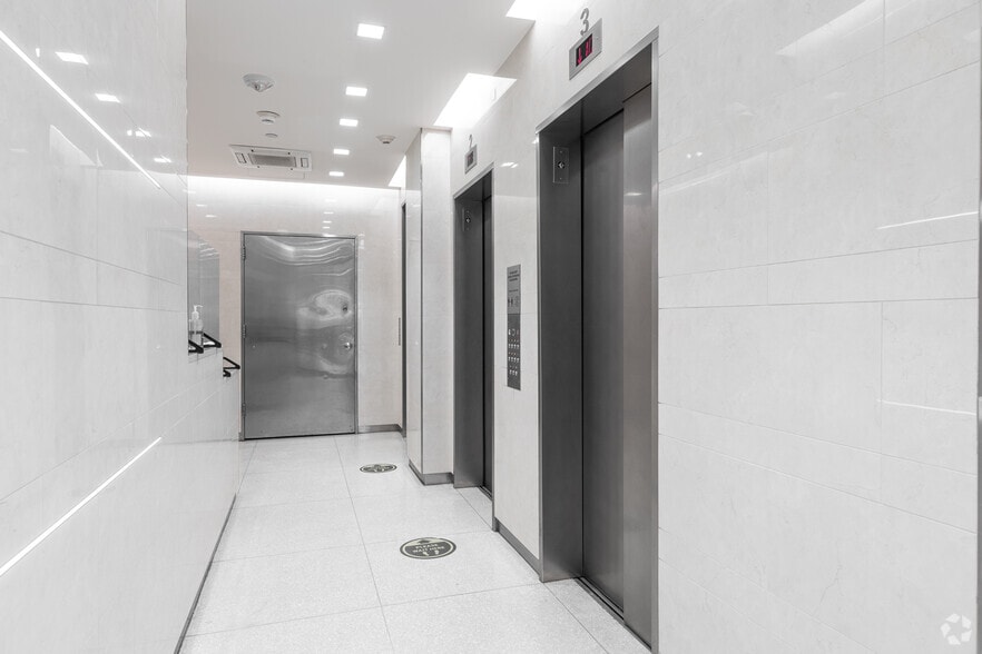 More Photos Of 35 W 45th St, New York Office For Lease