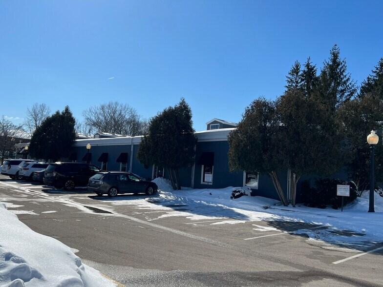 More Photos Of 310-340 Water St, Excelsior Freestanding For Lease