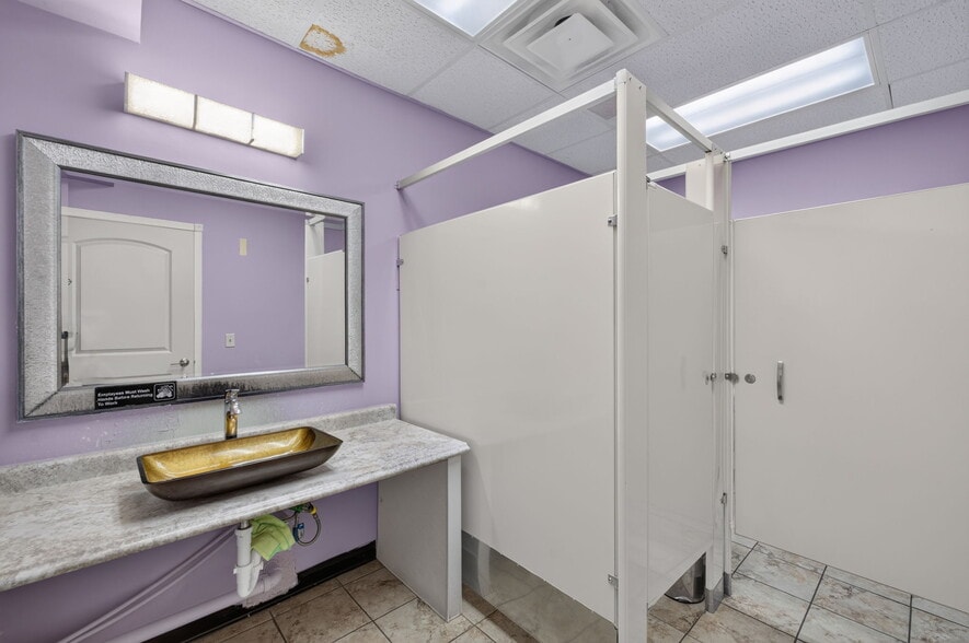 More Photos Of 1938 S Glenstone Ave, Springfield General Retail For Sale
