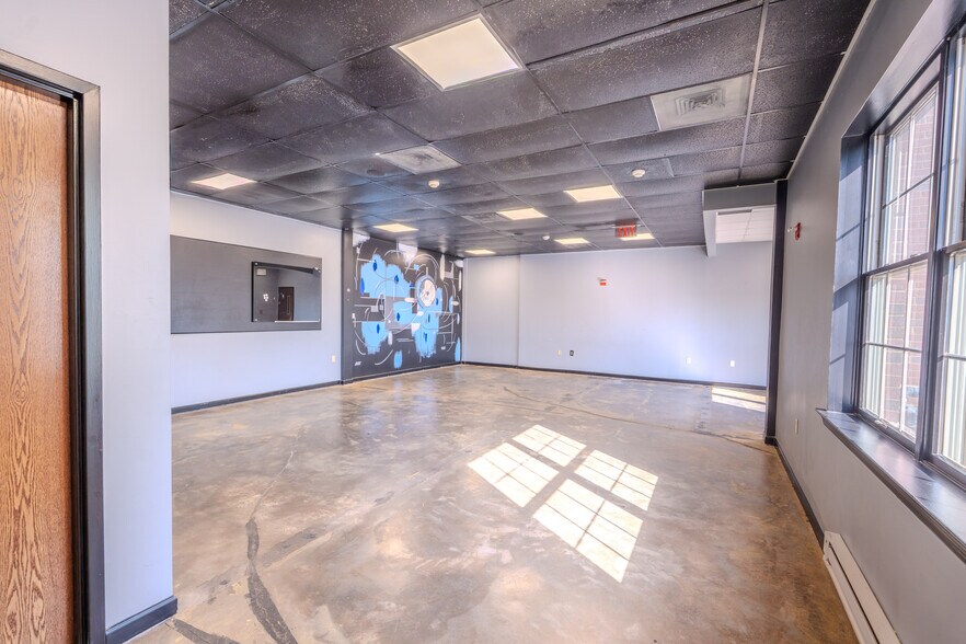 More Photos Of 1931 Washington Valley Rd, Martinsville Storefront Retail Office For Lease