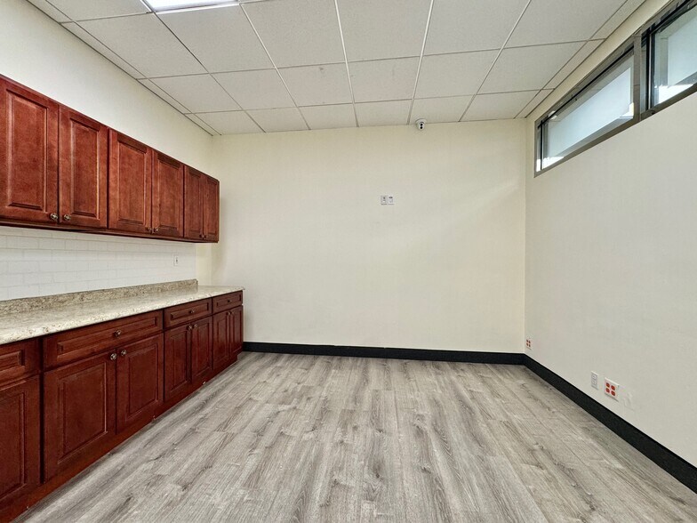 More Photos Of 25-21 49th St, Astoria Office For Lease