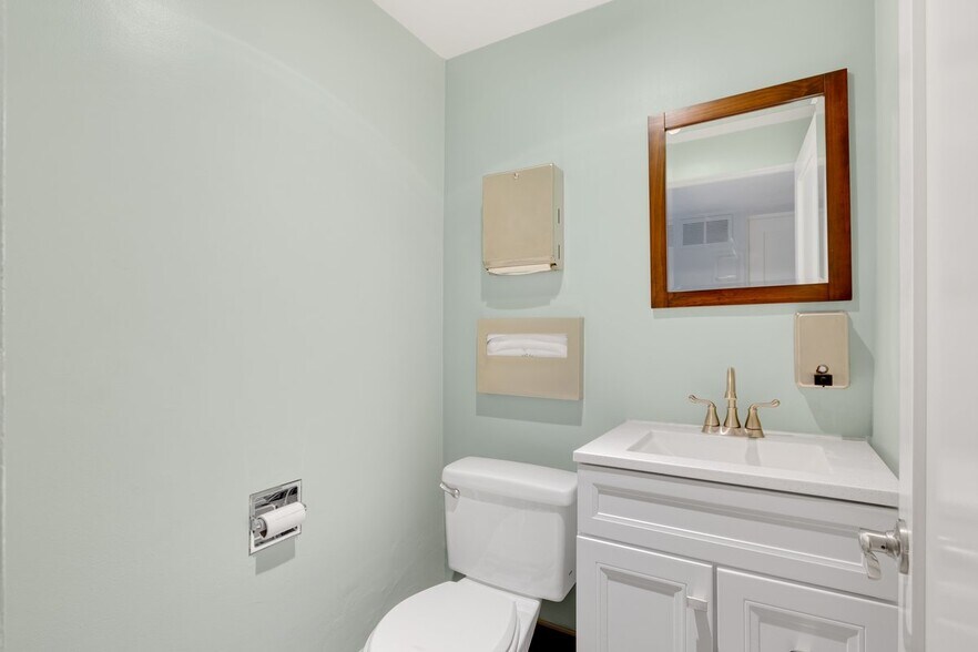 More Photos Of 10738 Riverside Dr, North Hollywood Medical For Lease