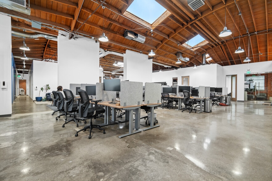 More Photos Of 2014-2058 Broadway, Santa Monica Loft Creative Space For Lease