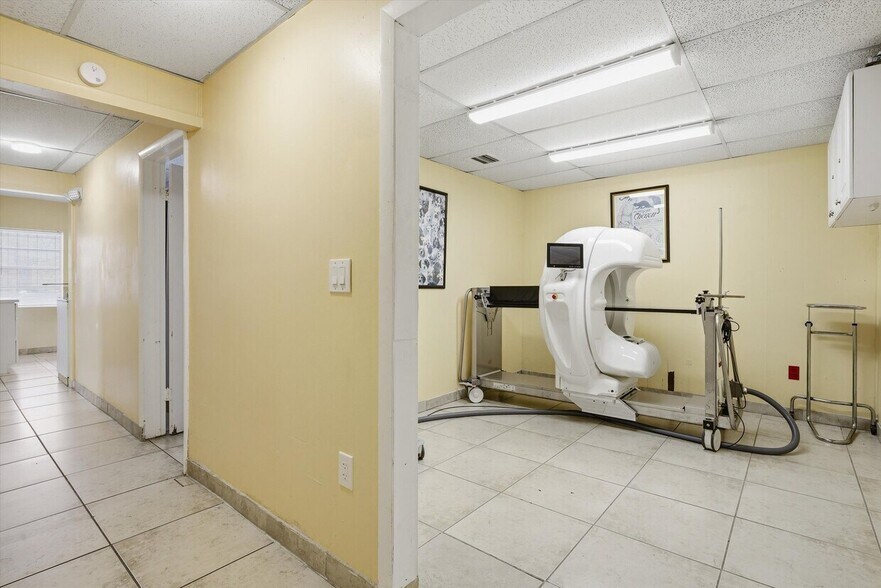 More Photos Of 3240 NW 7th St, Miami Office For Sale