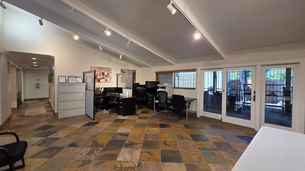 More Photos Of 3909 Vegas Dr, Las Vegas Office For Sale