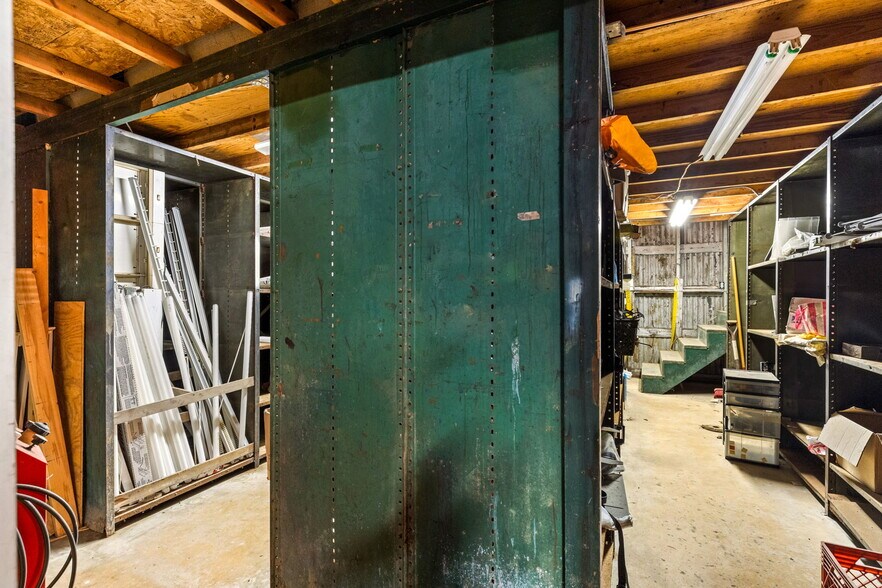 More Photos Of 805 N Magnolia Ave, Luling Flex For Sale