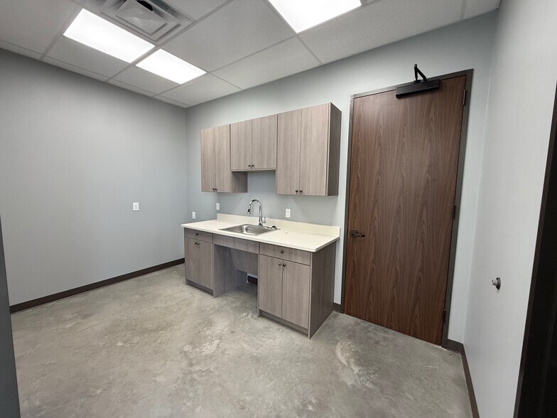 More Photos Of 16217 North Fwy, Houston Unknown For Lease