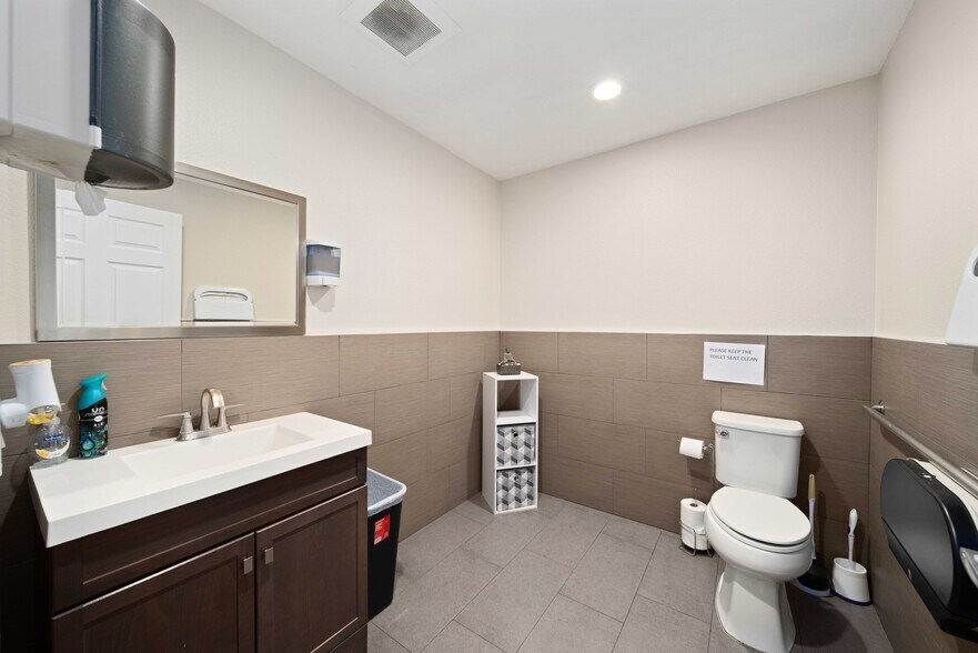 More Photos Of 647 W Avenue L 14, Lancaster Service For Lease