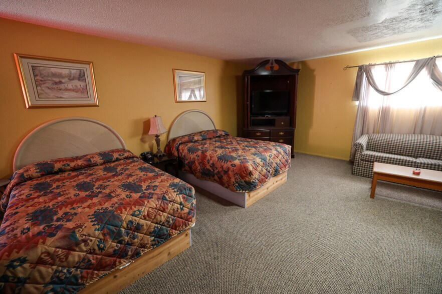 More Photos Of 205 E Broadway St, Fritch Hotel For Sale